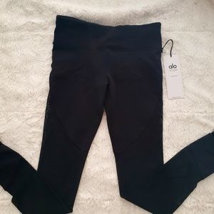 BNWT Size Small ALO Show Off leggings